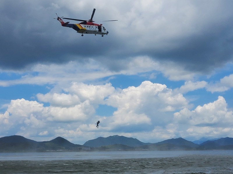서해지방해양경찰청 목포회전익항공대와 해군제3함대사령부 해난구조대(SSU)가 여름철 해상 안전사고 대비 합동 인명구조 훈련을 하고 있다. (사진제공 = 서해지방해양경찰청)