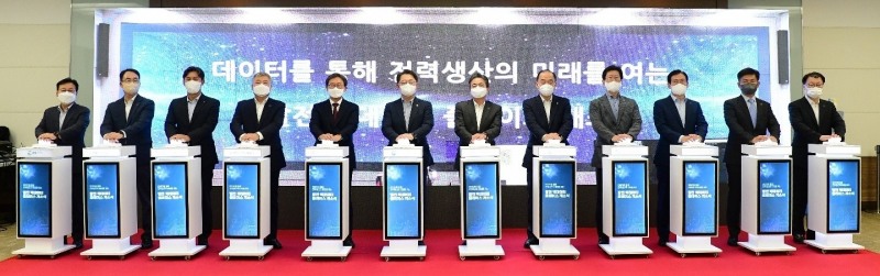 박일준 산업부 제2차관(왼쪽에서 여섯번째), 정승일 한전 사장(왼쪽에서 일곱번째) 등 기념촬영을 하고 있다./사진 제공 = 한국전력