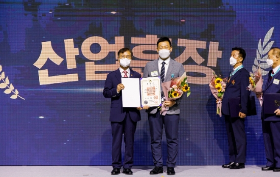 대웅제약 황정호 잡매니저, 철탑산업훈장 산업재해예방 유공자 포상 (좌측부터 이정식 고용노동부 장관, 황정호 대웅제약 향남생산관리팀 잡매니저)/사진 제공 = 대웅제약