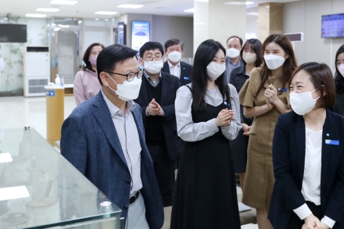 이원덕 우리은행장이 영업점을 방문해 직원들과 대화를 나누고 있다. 이원덕 행장은 직원들에게 즐거운 직장문화 조성에 힘써달라고 당부했다.