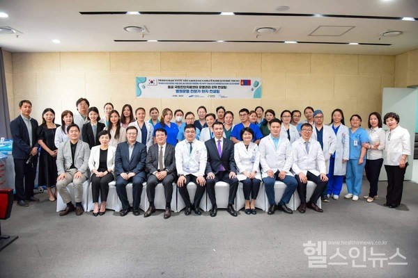 지난6월22일몽골국립진단치료센터에서강북삼성병원신현철원장을포함한강북삼성병원방문단과몽골관계자들이사진촬영을하고있다.