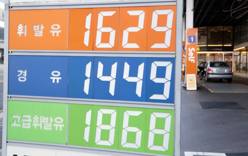 물가 상승률이 3%대던 지난 2월 서울시내 한 주유소의 기름 가격. 직후 우크라이나 사태가 터지면서 7월 초 현재 경유 가격은 2300원대까지 치솟았다. [뉴시스]