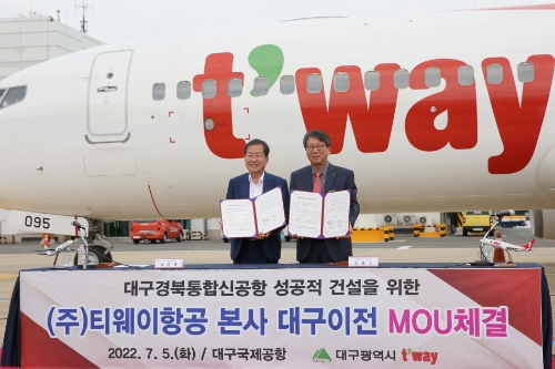 7월 5일(화) 오전 대구국제공항 주기장에서 홍준표 대구광역시장(왼쪽)과 정홍근 티웨이항공 대표(오른쪽)가 상호 협력을 위한 협약을 진행했다.