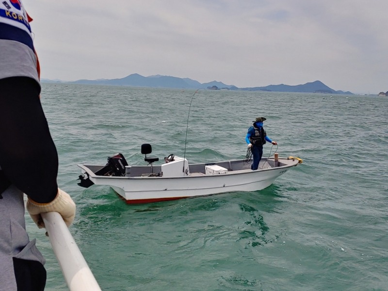 해양경찰 경비함정이 수상레저기구를 검문하고 있다. (사진제공 = 여수해양경찰서)