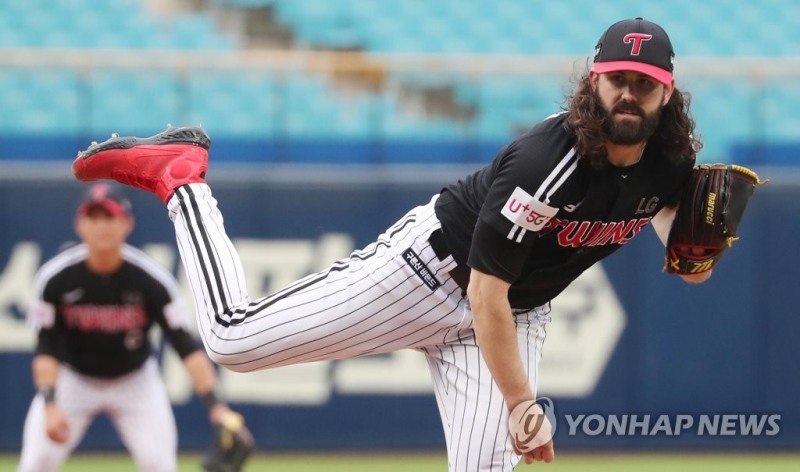 (대구=연합뉴스) 5일 오후 대구 삼성라이온즈파크에서 열린 프로야구 '2022 신한은행 쏠(SOL) KBO 리그' LG 트윈스와 삼성 라이온즈의 경기. 1회 말 LG 선발투수 켈리가 역투하고 있다.