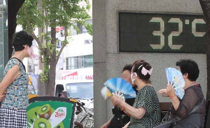  서울 지역 폭염 경보가 발효된 4일 오전 서울 성동구 한 대형마트 앞 디지털 온도계가 32도를 표시하고 있다.
