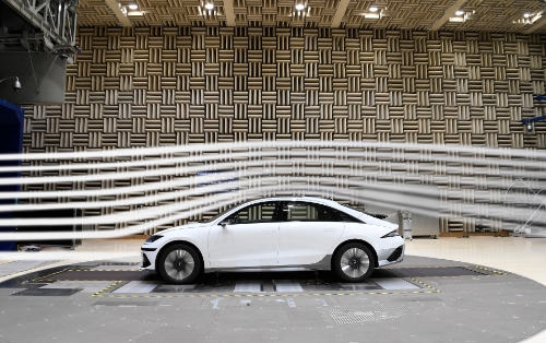 현대차는 현대디자인센터와 차량성능개발센터를 중심으로 연구소의 다양한 부문 간 힘을 모아 아이오닉 6 개발 초기단계부터 ‘최고의 공력성능 달성’을 목표로 디자인과 엔지니어링을 진행했다. 그 결과 아이오닉 6의 디자인 곳곳에서 공력성능 향상을 위한 연구진의 노력을 엿볼 수 있다.