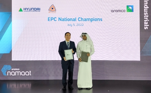 현대건설 윤영준 사장, 아람코 압둘카림 알감디 (Abdulkarim Al Ghamdi) 부사장이 협약식을 진행하고 있다.