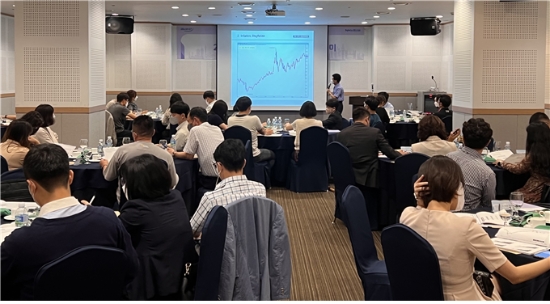 지난 6월 24일 광주 소재 홀리데이인(광주호텔)에서 무역협회 이석재 외환전문위원이 NH외국환아카데미를 진행하고 있다.