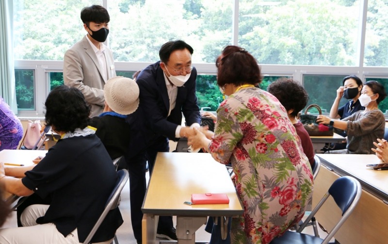 나주시 여성대학 참여 교육생들과 인사를 나누는 윤병태 나주시장 (사진제공 = 나주시)