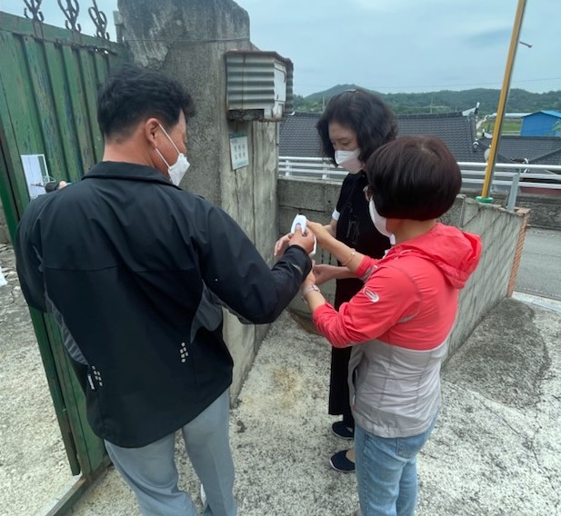 LED 무선 초인종 설치 모습 (사진제공 = 함평군)