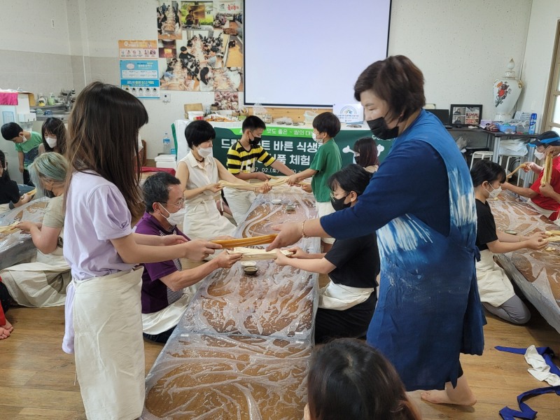 전통식품 만들기 체험 모습 (사진제공 = 담양군)