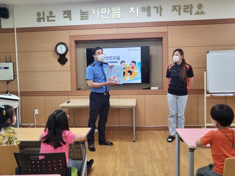 연안안전교육에서 컬러링북을 배포하고있다. (사진제공 = 여수해양경찰서)