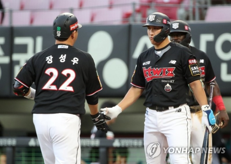 (광주=연합뉴스) 6일 광주 기아챔피언스필드에서 열린 프로야구 2022 KBO리그 kt wiz와 KIA 타이거즈의 경기에서 kt 황재균이 3회초에 2사 2루 때 투런홈런을 날리고 홈인하는 장성우를 맞이하고 있다.