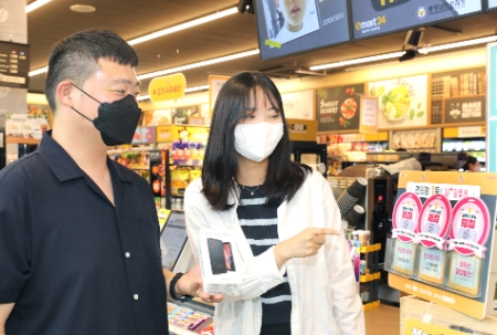 LG유플러스는 국내 6,100여개 매장을 보유한 이마트24와 손잡고 U+알뜰폰 공용 유심인 ‘원칩’을 무료로 제공하고, U+알뜰폰 요금제 개통시 사은품을 제공하는 ‘LG U+알뜰폰&이마트24 자급제 단말기 공동 프로모션’을 이달 25일까지 진행한다고 밝혔다. 사진은 자급제 스마트폰과 원칩 유심을 소개하는 모습.