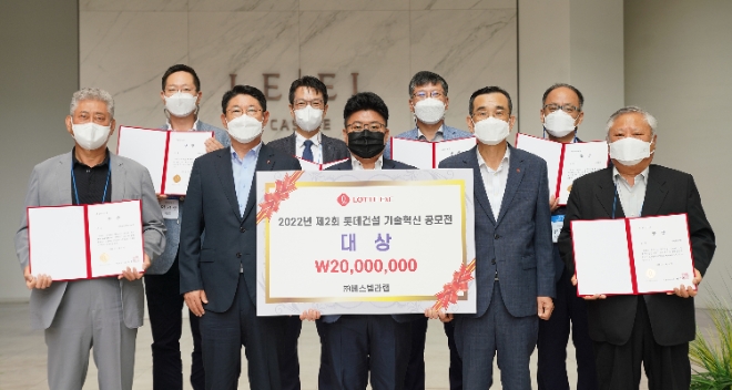 지난 6일 르엘캐슬 갤러리에서 열린 제2회 롯데건설 기술혁신 공모전 시상식에서 대상 시상자를 비롯한 입상자들이 기념사진 촬영을 하고 있다. 대상을 수상한 ㈜베스텔라랩 정상수 대표(첫 번째 줄 가운데), 김금용 롯데건설 기술연구원장(첫 번째 줄 오른쪽에서 두 번째), 박은병 롯데건설 외주구매본부장(첫 번째 줄 왼쪽에서 두 번째).(사진 = 롯데건설 제공)