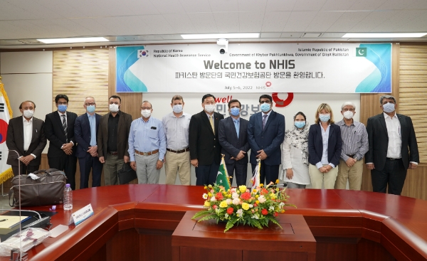 국민건강보험공단은 파키스탄 이슬람 공화국 카이베르파크툰크와 주(州), 길기트발티스탄 주(州) 보건재무부 차관, SHPI CEO 등 관계자 10여명이 자국 건강보험제도 도입을 위한 한국 건강보험제도 운영경험 공유 및 업무협약(MOU)체결을 위해 7월5일부터 6일까지 이틀간 공단을 방문했다고 밝혔다. 사진은 파키스탄 지방정부 보건부, 건보공단 방문 및 MOU 체결 모습. (왼쪽에서 4번째) (파키스탄 길기트 발티스탄주 SHPI) 시예드 이시티.