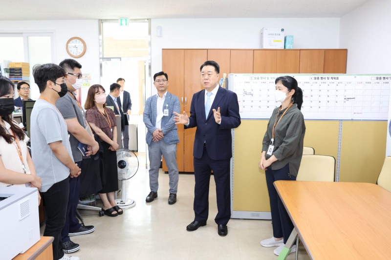 7일 구복규(오른쪽 2번째) 화순군수가 문화관광과를 방문하여 조직 문화 개선에 힘을 쏟고 있다. (사진제공 = 화순군)