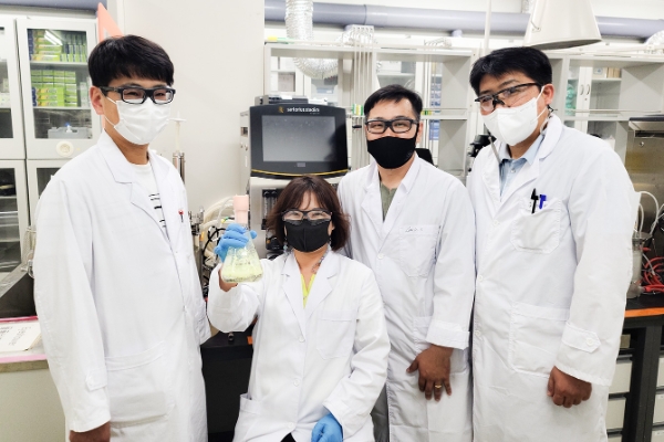석유화학 공정 부산물인 황으로부터 얻은 화학적에너지를 미생물을 이용해 이산화탄소는 저감하고, 친환경적 비료로 생산하는 기술에 대한 연구를 진행한 SK이노베이션 환경과학기술원 연구진들. (왼쪽부터) 송재양 PM, 라연화 PM, 이기성 PM, 김태완 PL(Water task 리더)