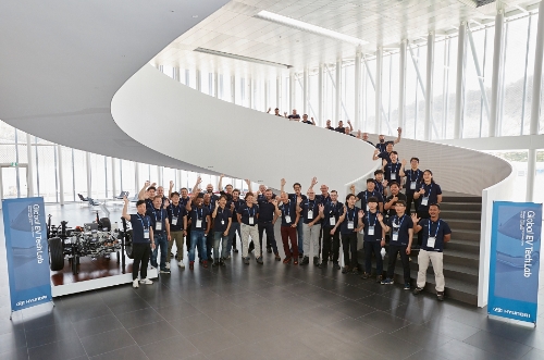 전기차 정비 특화 워크숍 ‘EV 테크 랩(Tech Lab)’ 참가자들의 모습