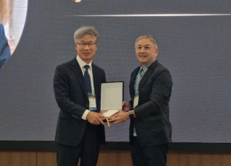 가천대학교 박종현 교수, (재)오뚜기함태호재단 함영준 이사장/사진 제공 = 오뚜기함태호재단