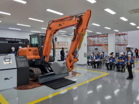 DL이앤씨 협력업체 대표들이 강사의 안내를 받으며 중장비 협착 사고 교육을 받고 있다.