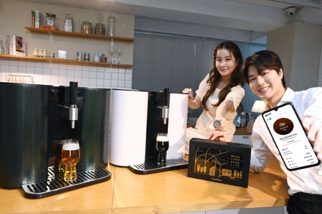 LG전자는 8일 프리미엄 수제맥주제조기 ‘LG 홈브루’ 신제품을 출시했다. 모델들이 ‘LG 홈브루’ 신제품을 시연하고 있다. (사진 = LG전자 제공)