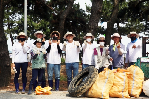 상하농원 고창 갯벌 플로깅에 참여한 참가자들이 행사를 마치고 기념촬영을 하는 모습