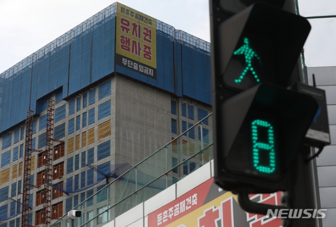 7일 서울 강동구 둔촌주공아파트 재건축 현장 모습이 보이고 있다. (사진 = 뉴시스)