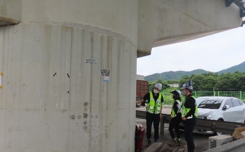 김일환 국토안전관리원 원장(왼쪽에서 첫 번째)이 내서교 정밀안전진단 및 성능평가 현장을 살펴보고 있다.
