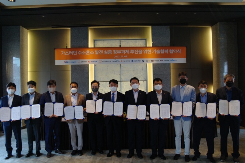(사진 설명) 한화임팩트(대표이사 김희철)는 8일 서울 플라자호텔에서 10개 회사와 함께 F급 가스터빈에 수소혼소 발전을 적용하는 실증사업 정부과제 수주 및 수행을 위해 기술협력 협약서를 체결하는 행사를 가졌다. 사진 왼쪽부터 성일터빈 우타관대표이사, 금화PSC 김경태 대표이사, 선보유니텍 김청욱 대표이사, 가스로드 길영만 대표이사, 한화파워시스템 김현욱 경영지원실장, 한국서부발전 최용범 부사장, 한화임팩트 임재환 부사장, 한전KPS 허상국 부사장, 터보파워텍 정택호 사장, 창원기전 박봉규 전무이사, 한울항공기계 이승수 대표이사/사진 제공 = 한화임팩트