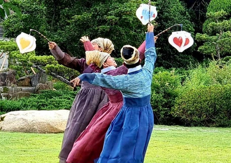 천연염색 옷을 입고 등불춤을 추는 장면 (사진제공 = 나주시)