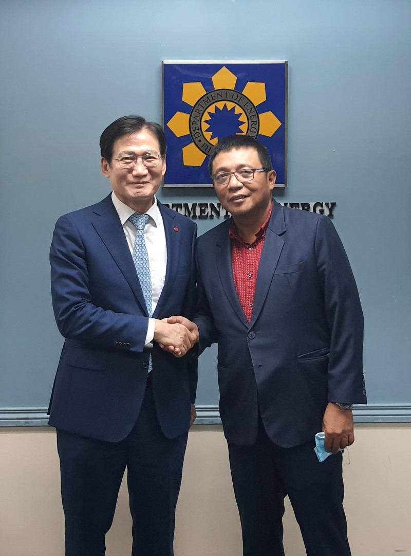 한전KPS 김홍연 사장(사진 왼쪽)이 필리핀 에너지부 제라르도 에르귀자(Gerardo Erguiza) 차관(사진 오른쪽)과 면담을 갖고 기념촬영을 하는 모습/사진제공=한전KPS