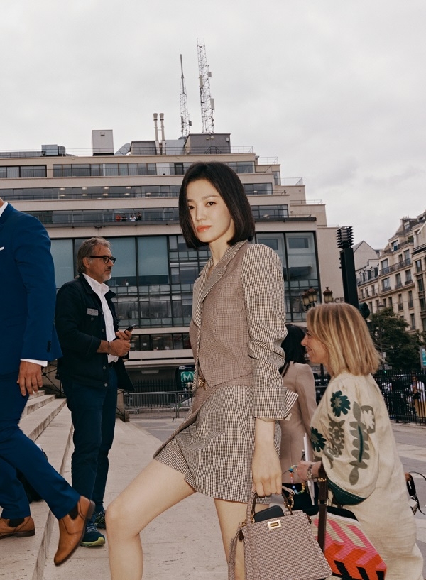 배우 송혜교, 파리에서 열린 펜디 2022 가을-겨울 쿠튀르 쇼 참석 자리 빛내