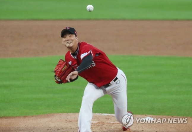 (대구=연합뉴스) 8일 대구 삼성라이온즈파크에서 열린 프로야구 '2022 신한은행 쏠(SOL) KBO 리그' SSG 랜더스와 삼성 라이온즈의 경기. 1회말 SSG 선발투수 김광현이 역투하고 있다.