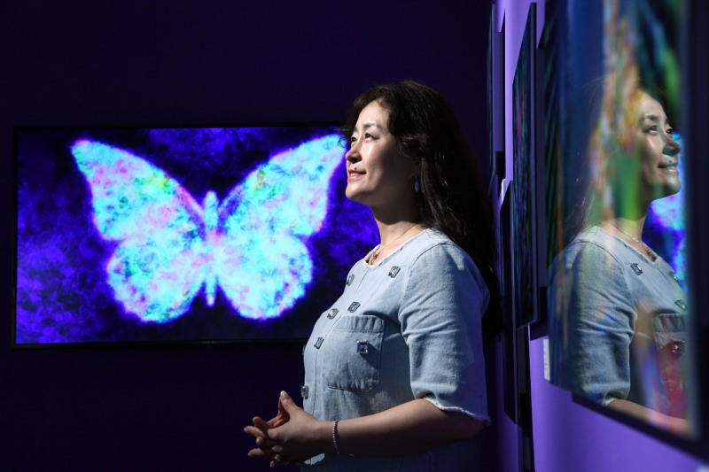 아티스트 나비현정(나비작가 김현정, Navi Kim)과 디지털 아트 작품 /사진=Courtesy of artist