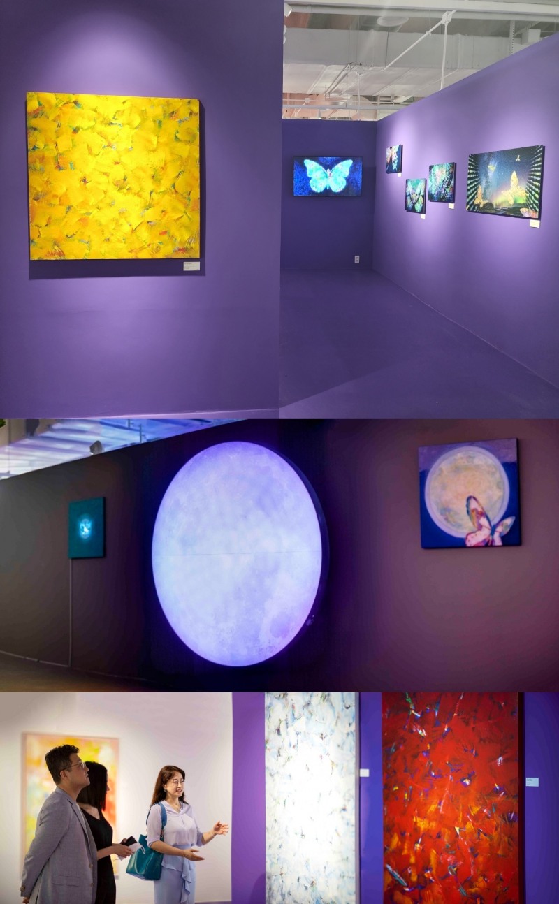 ‘대한민국을 대표하는 여류 작가전-HEY! NFT’에 전시 중인 아티스트 나비현정과 작품들 / 사진=Courtesy of artist