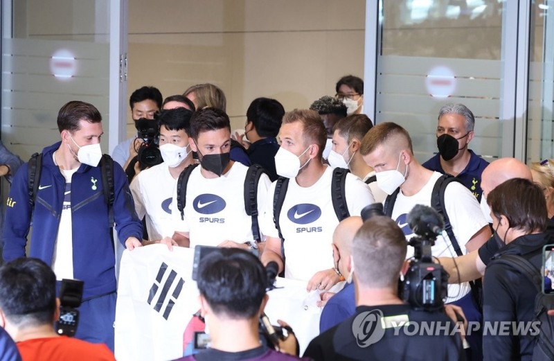 (영종도=연합뉴스) 잉글랜드 프리미어리그 토트넘 선수단이 10일 오후 프리 시즌 투어를 위해 인천국제공항 제2터미널을 통해 입국, 마중 나온 손흥민 선수와 함께 기념 촬영하고 있다.