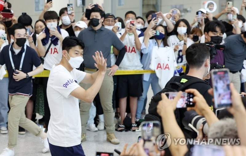 (영종도=연합뉴스) 프리 시즌 투어를 위해 입국하는 토트넘 동료들을 마중 나온 손흥민이 10일 오후 인천국제공항 제2터미널 입국장에서 팬들을 향해 손을 흔들고 있다.