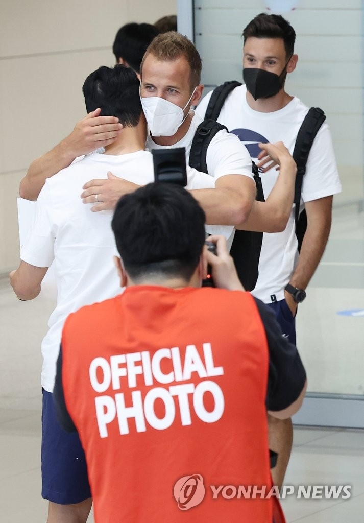 (영종도=연합뉴스) 프리 시즌 투어를 위해 입국한 토트넘 동료들을 마중 나온 손흥민이 10일 오후 인천국제공항 제2터미널 입국장에서 해리 케인과 인사하고 있다.