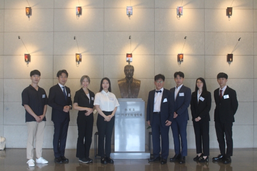 7월8일 서울 광화문 흥국생명빌딩에서 이우진 일주학술문화재단 이사장(사진 오른쪽에서 네 번째)과 제30기 해외박사 장학생들이 일주 이임용 회장 동상 앞에서 기념촬영하고 있다.