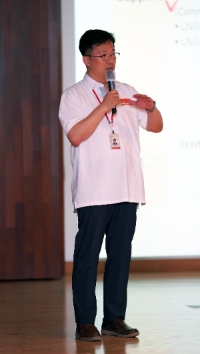 SK디스커버리가 판교 에코랩 그리움홀에서 구성원 DT 역량 강화를 위한 컨퍼런스를 개최했다고 11일 밝혔다. 컨퍼런스에서 SK디스커버리 여성주 PL이 SK어드밴스드의 수율 예측 시뮬레이터 프로젝트에 대해 설명하고 있다.