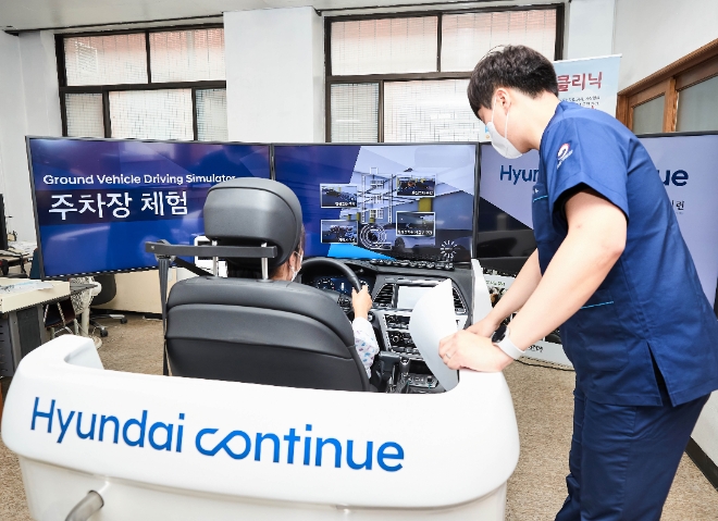 11일 현대자동차는 지속가능경영을 위한 글로벌 CSV 프로젝트 ‘Hyundai Continue(현대 컨티뉴)’의 일환으로 국립재활원, 충남대병원, 부산대병원, 안전생활실천시민연합과 함께 운전 재활 지원 프로그램을 운영 중이라고 밝혔다. 사진은 국립재활원에서 ‘가상운전 시뮬레이터’를 사용하는 모습. (사진 = 현대자동차)