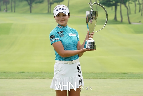 옥타미녹스 후원 ‘작년 신인왕’ 송가은, 사흘 내내 선두 시즌 첫 우승