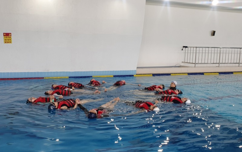 생존수영 교육을 받고 있는 모습 (사진제공 = 서해지방해양경찰청)