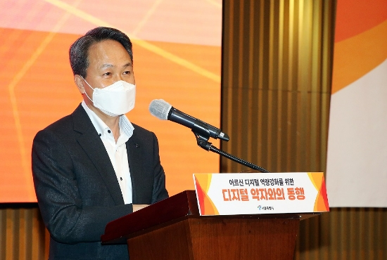 서울시 중구 태평로1가에 위치한 서울시청에서 개최된 ‘디지털 약자와의 동행’ 행사에서 신한은행 진옥동 은행장이 협의체 참여 인사말 하는 모습/ 사진 제공 = 신한은행