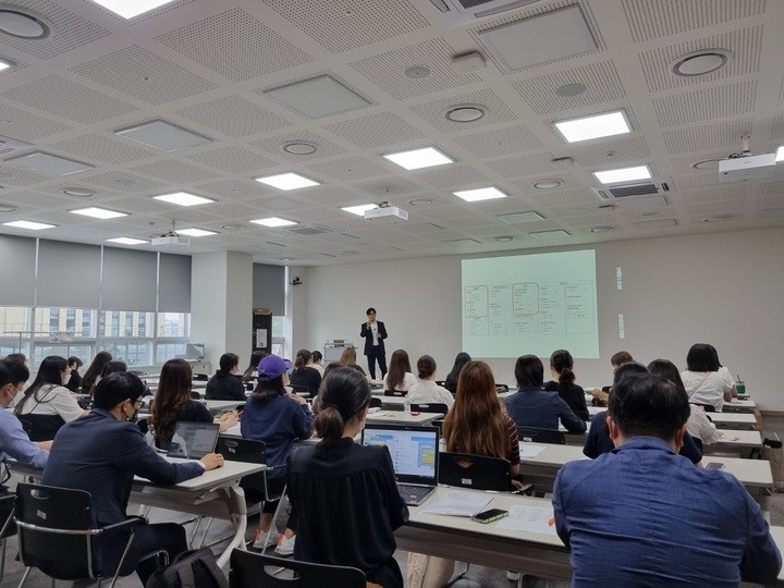 조영진 교수가 시작 전 설명을 하고 있는 모습이다.