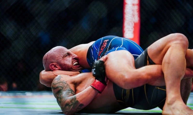 UFC266에서 볼카노프스키(아래)를 강하게 압박했던 오르테가(위쪽.사진=UFC)