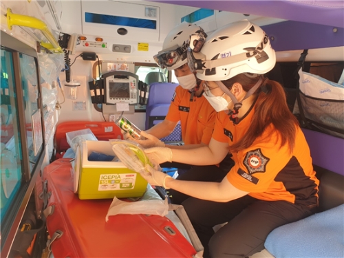 구급대원들이 얼음조끼·팩 등 폭염물품을 점검하고 있다.