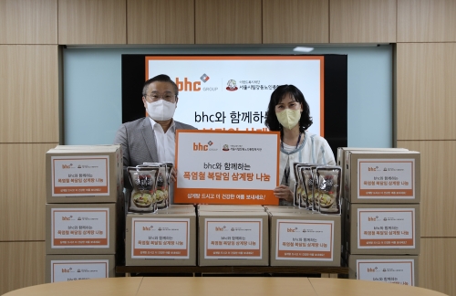 종합외식기업 bhc 강동노인종합복지관에 폭염철 복달임 삼계탕 나눔/ 사진 제공 = bhc